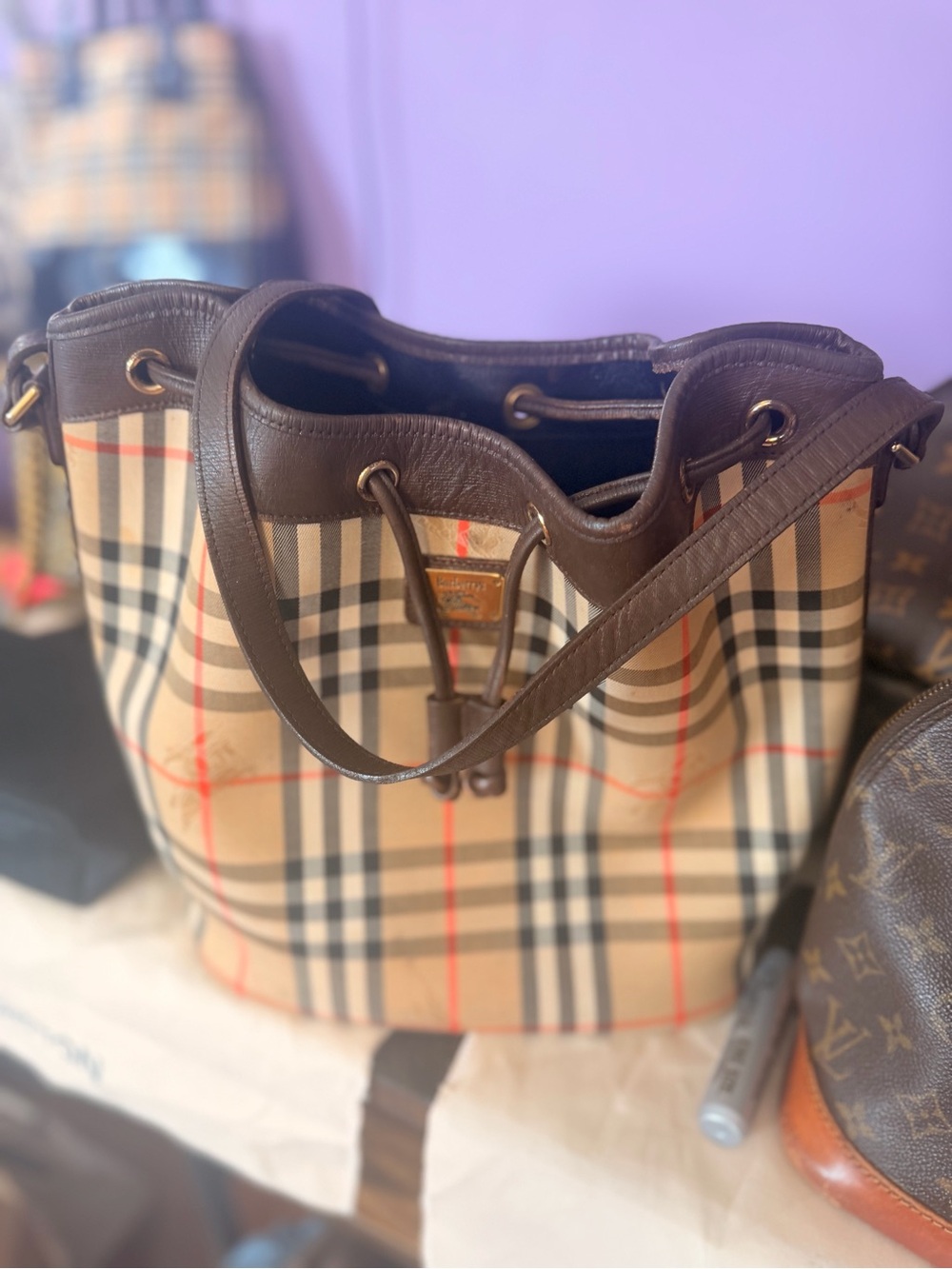 Burberry’s VINTAGE 1990 era Nova Check Bucket Bag Brown leather - Picture 8 of 14